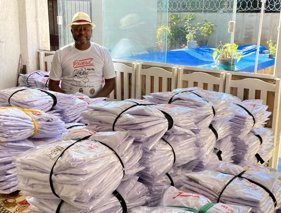 Ari com lote de camisetas prontas para entrega na BlackArt